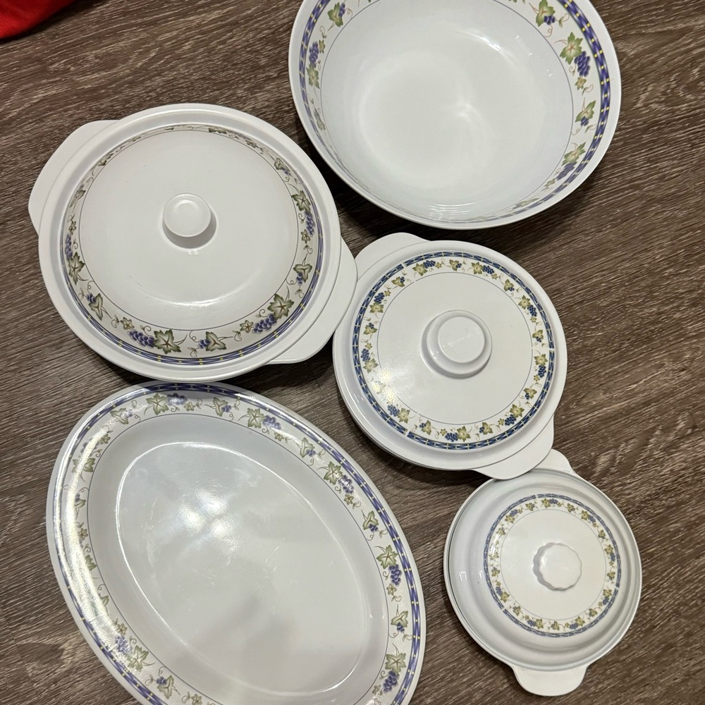 Melamine VTG serving set of 5 w/ 3 lids. Purple grapes and vines design READ